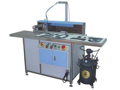 安装了星空xingkong(中国)喷胶机控制系统的喷胶工作平台